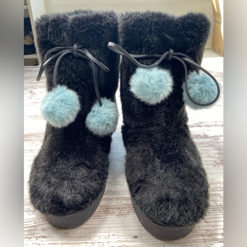 FRANCES VALENTINE Samantha Boots Black Faux Fur with Blue Pom Pom Size 9.5 EUC